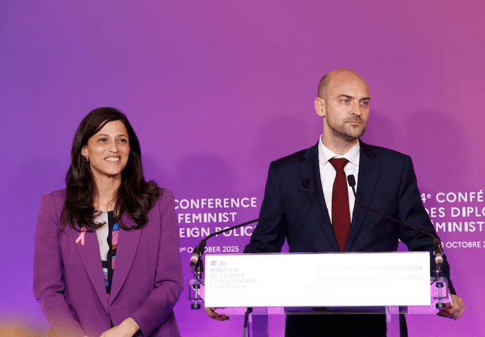 Eléonore Caroit et Jean Noël Barrot à la clôture de la conférence de diplomatie féministe - 23 octobre 2025 - source X 