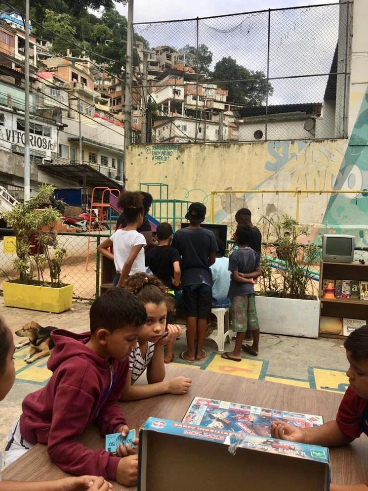 Activités du projet Além do Morro dans les favelas Babilonia et Chapeu Mangueira