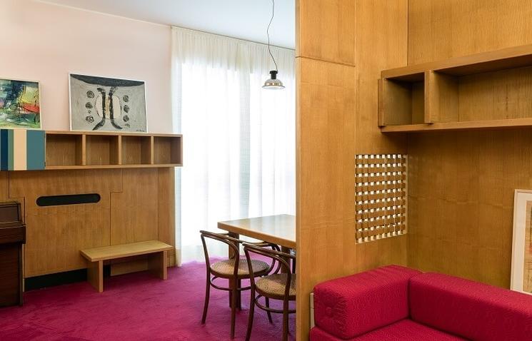 intérieur design d'un maison avec table en bois et canapé rouge