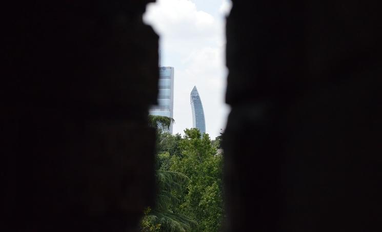 vue sur gratte ciel depuis une fenêtre de château fort