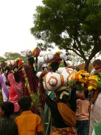 Procession pour amener de nouvelles figurines dans le sanctuaire d'Aayanar dans le Chettinad