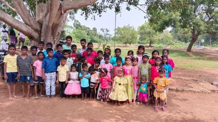 Un groupe de villageois posant sous un arbre dans le Chettinad