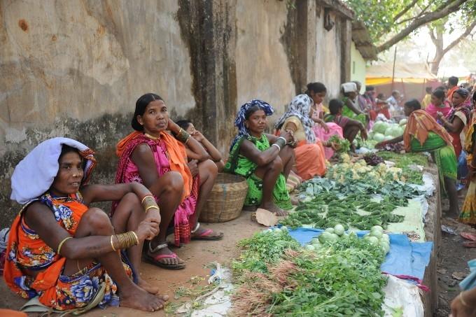 Femmes vendant leurs légumes dans un village du Chhattisgarh