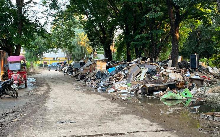 Pile de debris issus de la crue record de la riviere Ping a Chiang Mai