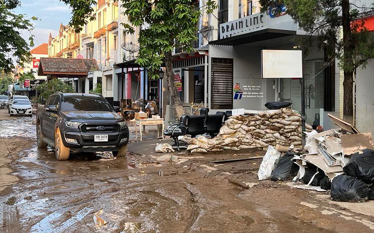 Une rue de Chiang Mai couverte de boue apres des inondations historiques