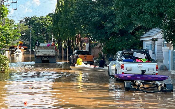 Des secouristes en bateau et camion pour livrer des vivres aux victimes des inondations historiques de Chiang Mai