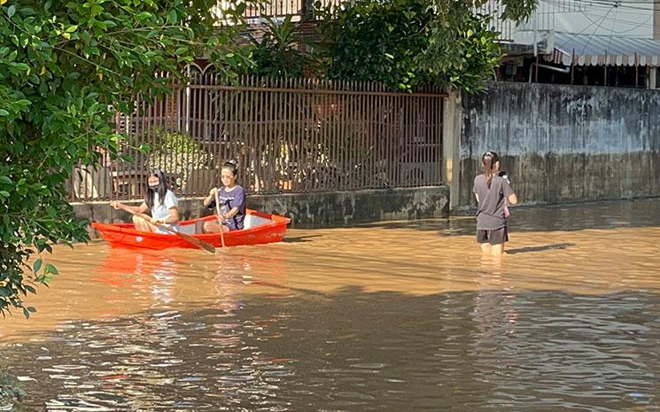 Inondations dans le quartier Wat Ket de la ville de Chiang Mai dans le nord de la Thailande