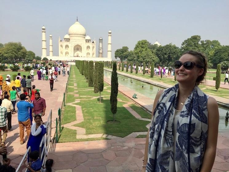 Souvenir d'Inde, Chloé Petrossian devant le Taj Mahal