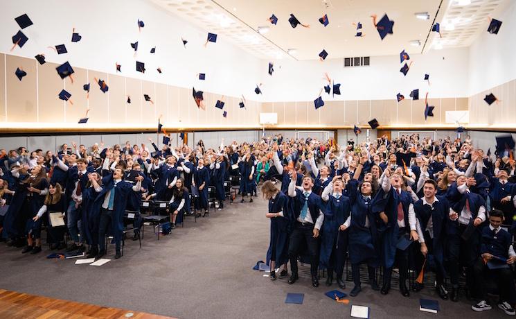 Lycée Churchill graduation Londres terminale diplômés bac