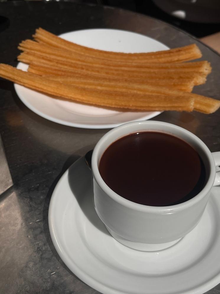 Assiette de churros accompagnés de chocolat dans une tasse à Barcelone