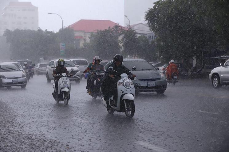 Circulation cambodgienne sour la pluie