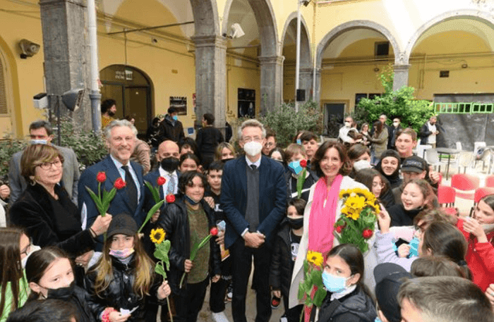 denis delespaul au milieu d'enfants de naples