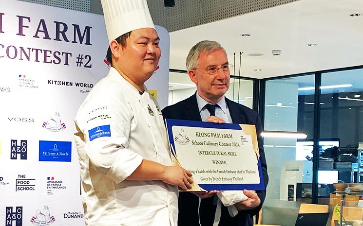 L'ambassadeur de France en Thailande remet un prix a un concurrent du concours de cuisine Klong Phai Farm a Bangkok