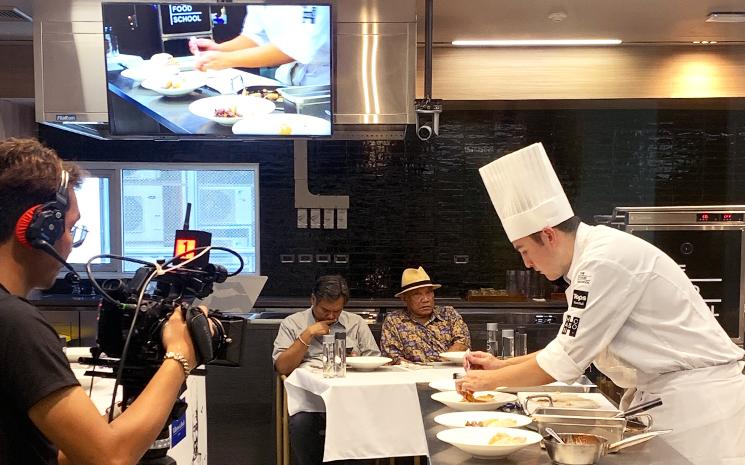 Un chef met en place les plats des concurrents en lice lors du concours de cuisine Klong Phai Farm a Bangkok