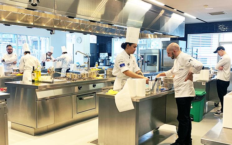 Les concurrents du concours de cuisine Klong Phai Farm sont en action