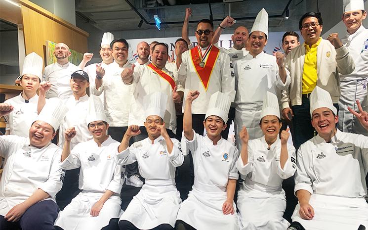 Photo de groupe des participants au 2e concours de cuisine Klong Phai Farm a Bangkok