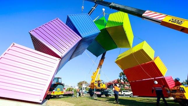 Installation de l'arc en ciel de containers