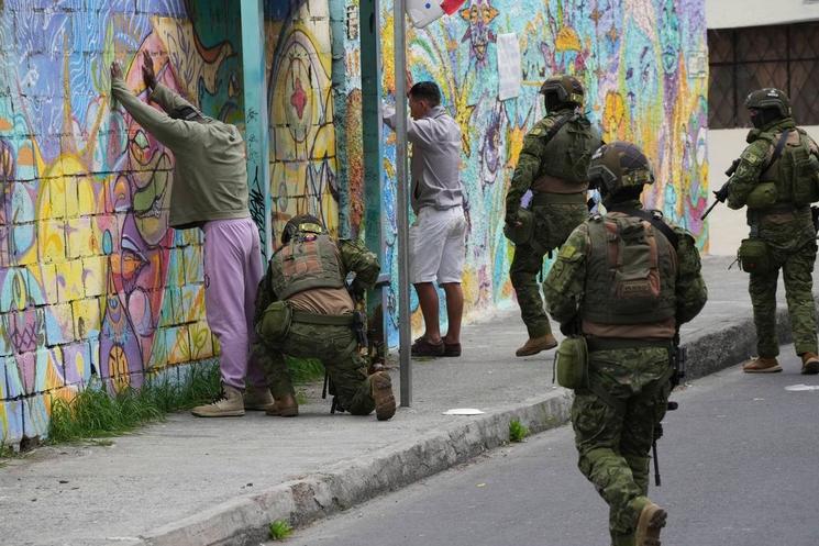 L'armée exerce des contrôles dans les rues