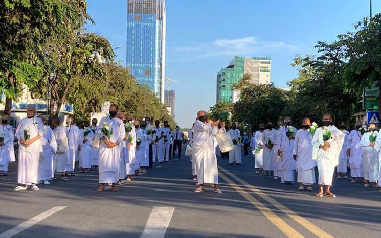 Des personnes en deuil participent au corège funéraire  Prince Norodom Ranariddh à Phnom Penh, le 8 décembre 2021. Ananth Baliga/VOD