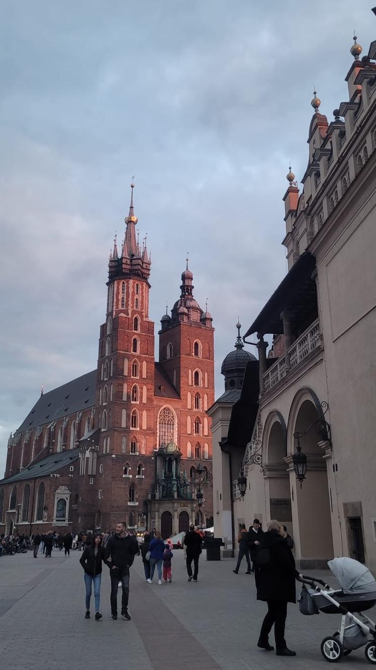 La basilique Sainte-Marie et la place du marché à Cracovie - Photo : Sofia 2024