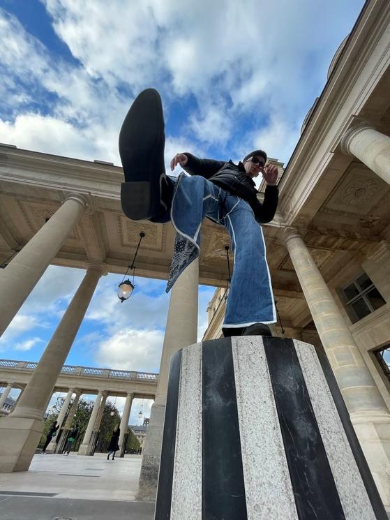 createur debout sur une colonne