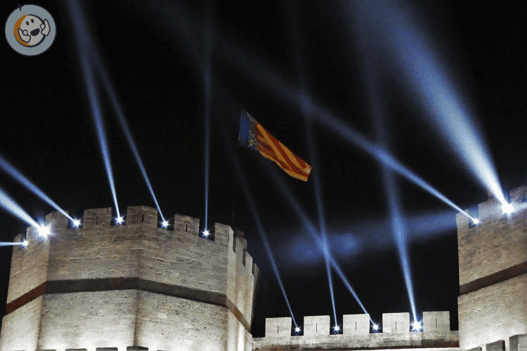 Le drapeau valencien flotte en haut des Torres de Serranos