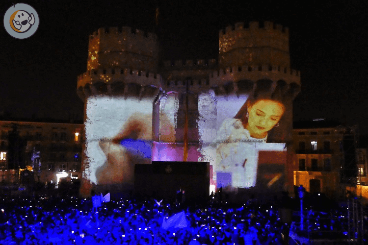 Projection de la photo de Marina Civera, la Fallera Mayor des Valencia sur les Torres de Serranos