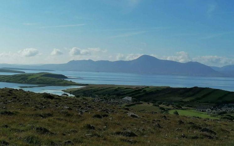 Vue sur la baie de Clew en direction de Croagh Patrick, sur la côte ouest de l'Irlande — un paysage où notre famille revient sans cesse.