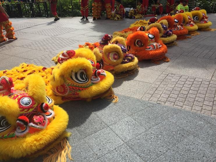 Préparation à la Danse du Lion, Orchard Road, Singapour