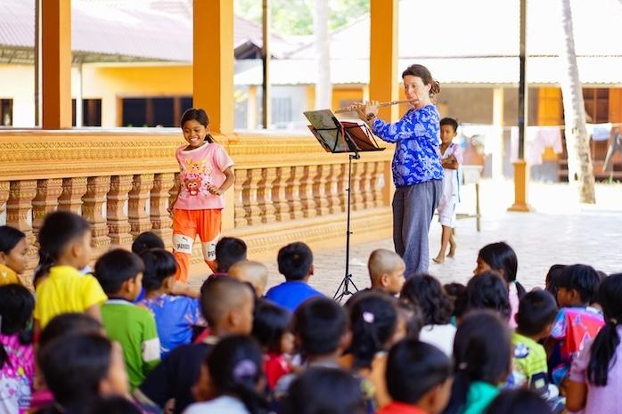 À Siem Reap, la bibliothèque mobile de Sipar mêle lecture et musique