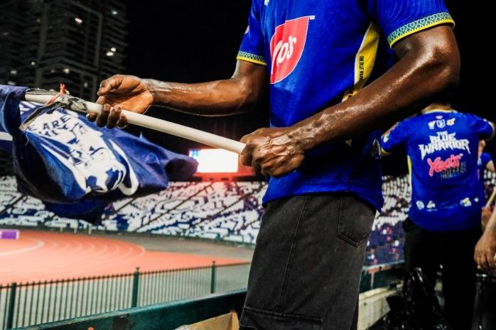 Un supporter agite un drapeau