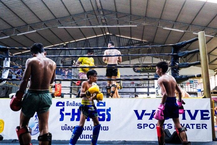 Alex Keo s'entraîne sur le ring