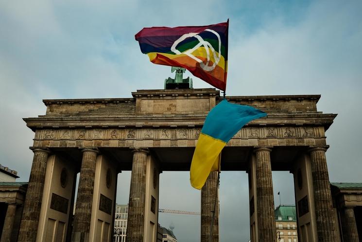 Manifestants pour l'Ukraine devant la porte de brandebourg