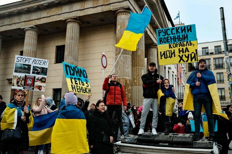 Manifestants pour l'Ukraine devant la porte de brandebourg