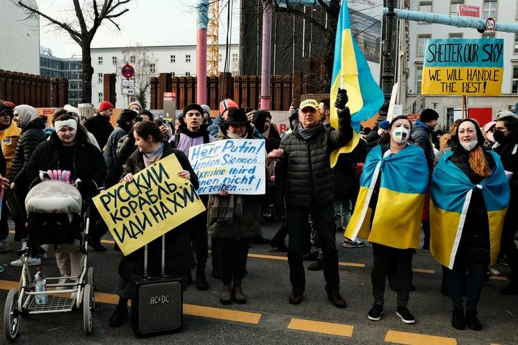 Manifestants pour l'Ukraine devant l'ambassade de russie à Berlin