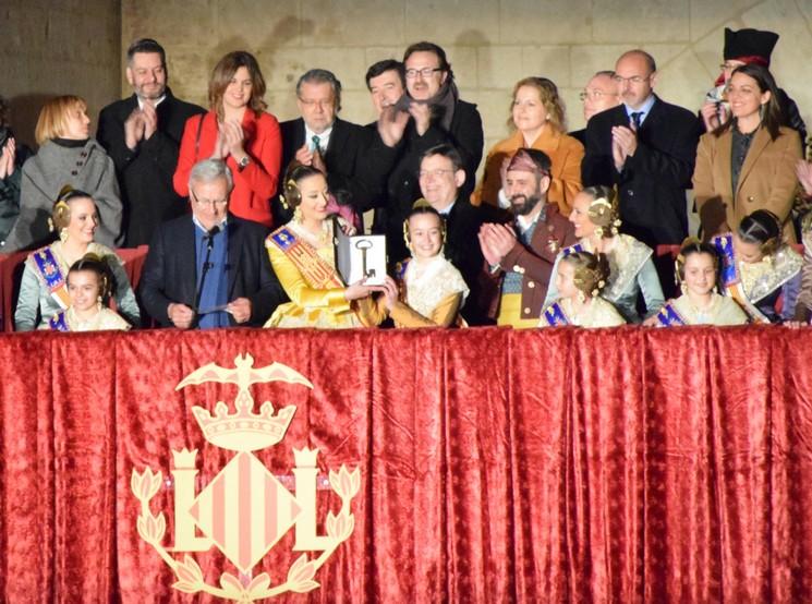 la remise des clés de la ville aux falleras