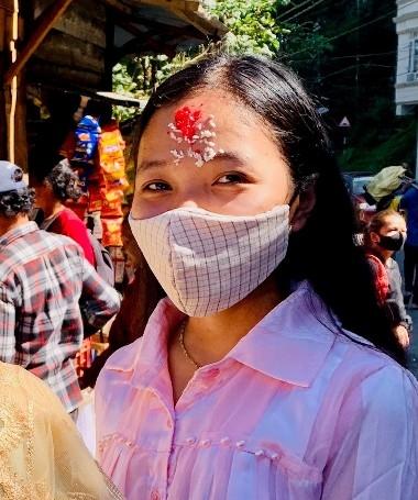 Jeune fille avec un bindi dans le Darjeeling