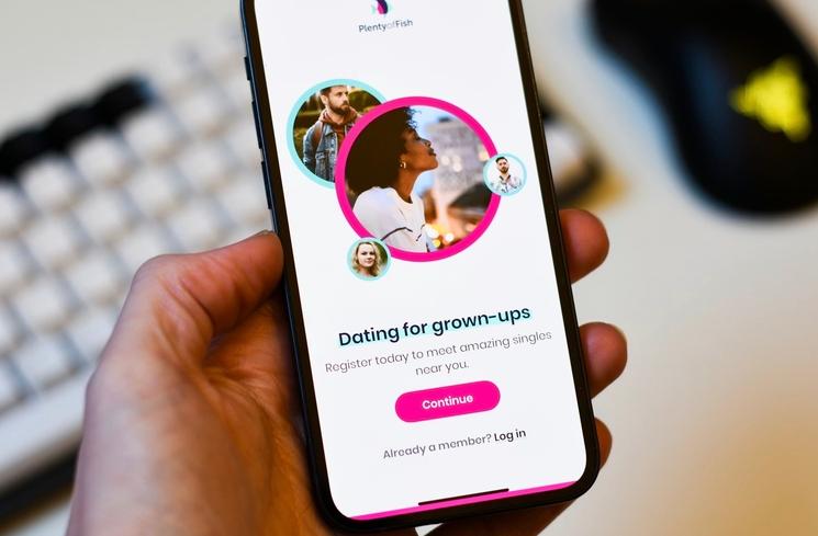 Un téléphone sur un application de rencontre pour adultes