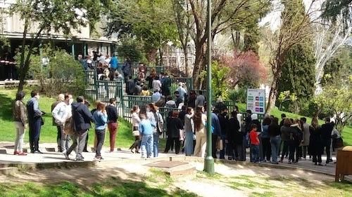 De longues files d'attente dans le lycee