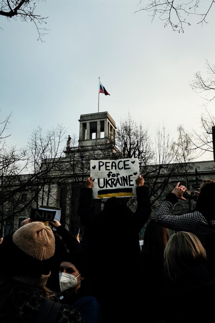 Manifestants pour l'Ukraine devant l'ambassade de russie à Berlin