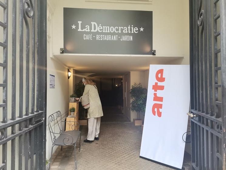 L'entrée du café restaurant La Démocratie à Paris 