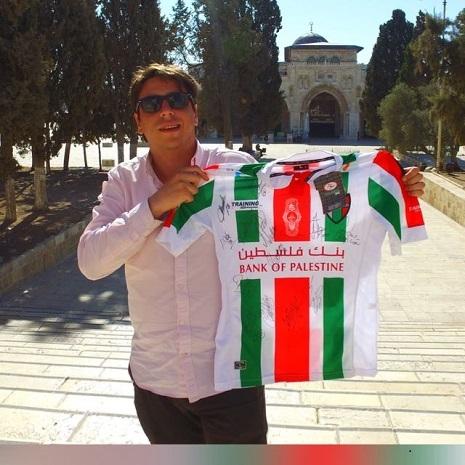 Diego Khamis tenant un maillot du FC Palestino, club dont il est le secrétaire général