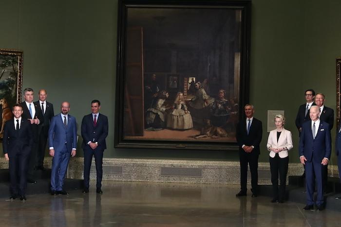 Pedro Sanchez entoure de Macron et Biden devant le tableau de las meninas