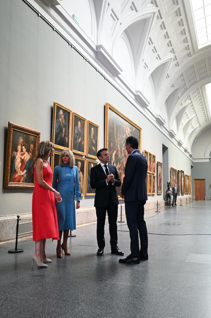 Pedro Sanchez et Emmanuel Macron devant des peintures du musée du Prado