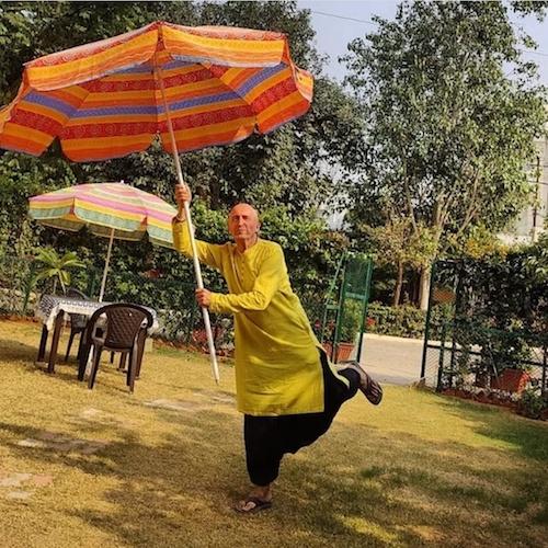 Dominique Fieux dans son jardin à Jaipur