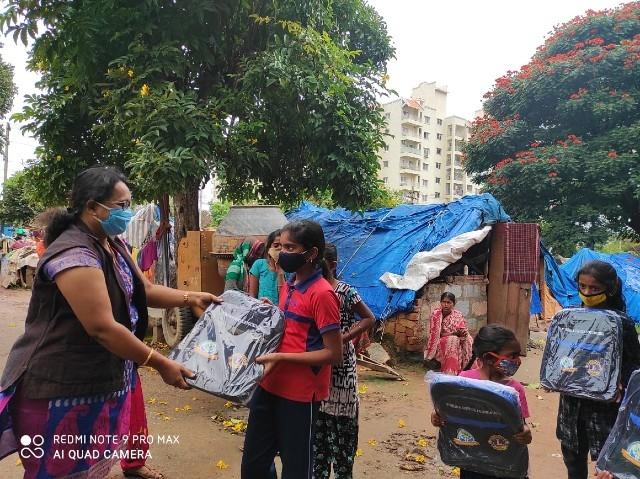 Distribution de cartables neufs dans un bidonville de Bangalore