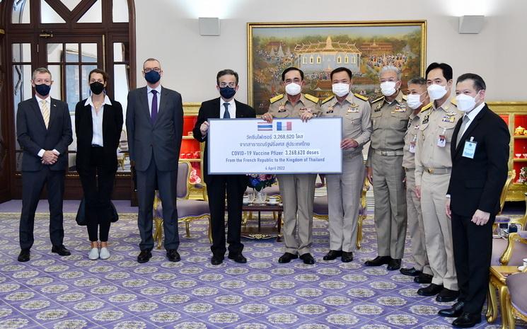 Photo officielle du don de la France a la Thailande de 3 millions de doses de vaccin anti-Covid