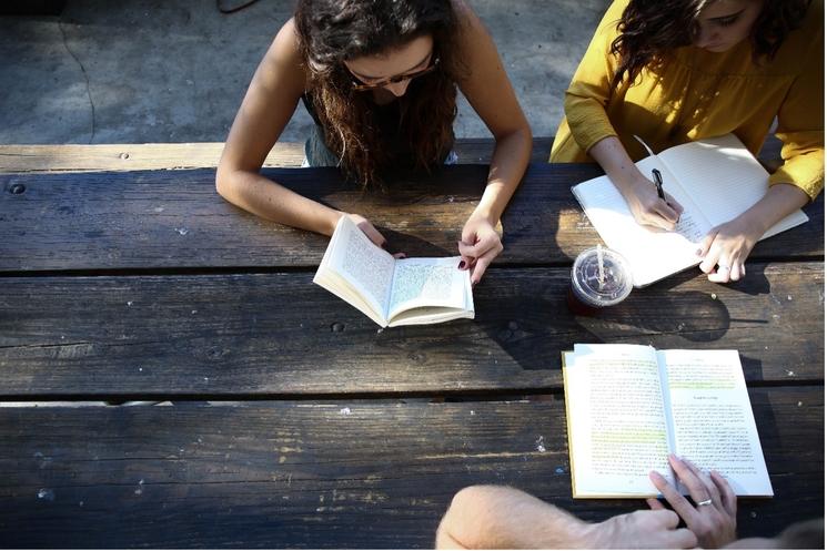 étudiants qui révisent