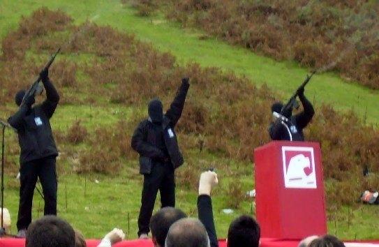 Photo de trois terroristes d'ETA qui tirent dans les airs