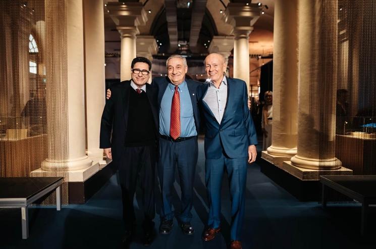 Trois lauréats du prix Nobel d'économie debout dans le musée Nobel
